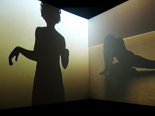 Installation audiovisuelle au sein de l'exposition "Dans tes cheveux" de Mathilde Monnier