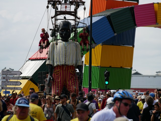 Les Géants de Royal de Luxe et les Catène de containers de Vincent Ganivet