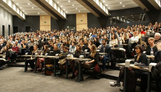 Vue des étudiants dans une salle de classe