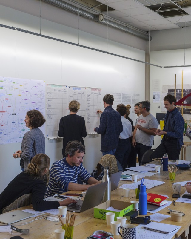 Vue d'une salle de travail pendant l'atelier participatif